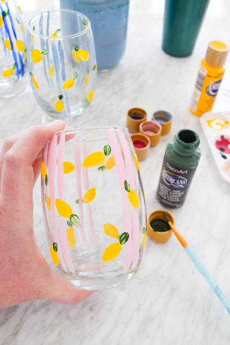 DIY Painted Plaid & Lemon Glasses • PMQ for two Painted Wine Glasses Lemons, Lemon Glass Painting, Prosecco Glass Painting, Diy Glass Painting Ideas, Champagne Glass Painting, Wine Glass Painting Ideas Easy Simple, Drawing On Cups, Glass Painting Easy, Wine Glass Painting Ideas Easy