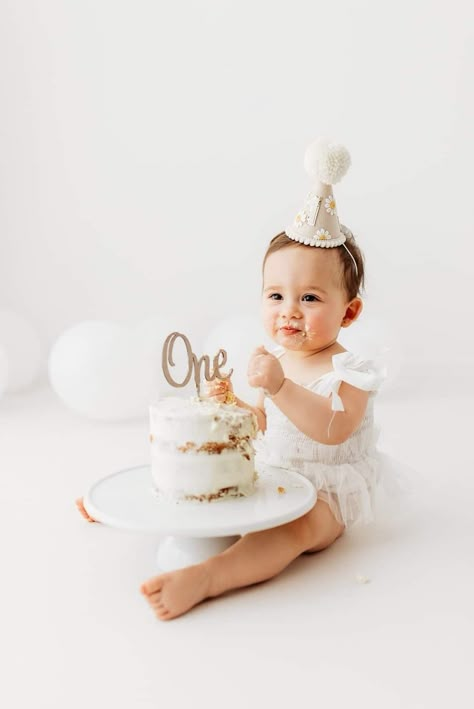 Photoshoot For 1 Year Baby, First Year Birthday Photoshoot, December 1st Birthday Photoshoot, First Birthday Crib Picture, 1sr Birthday Photoshoot, Diy First Birthday Photoshoot At Home, Neutral 1st Birthday Photoshoot, Studio 1st Birthday Pictures, Minimalist 1st Birthday Photoshoot