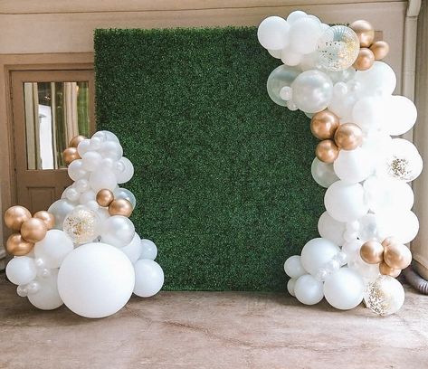 Green boxwood walls, balloon garland Balloons Around Backdrop, Wedding Backdrop Design Balloon, Wedding Backdrop Design With Balloons, Hedge Wall Backdrop With Balloons, Green Wall Backdrop With Balloons, Greenery Wall Backdrop With Balloons, Diy Backdrop With Balloons, Greenery Wall Balloon Garland, Balloons On Greenery Wall