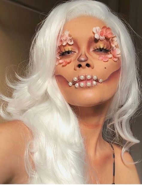 Flower Skull Makeup, White Catrina Makeup, White Skull Makeup, Rhinestone Skull Makeup, Makijaż Sugar Skull, Catrina Makeup, Holloween Makeup, Creepy Halloween Makeup, Cool Halloween Makeup