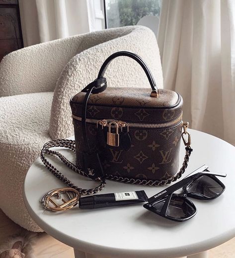 Trendy Handbags, City Bag, Top Model, Vuitton Handbags, Louis Vuitton Handbags, Louis Vuitton Monogram, Instagram Profile, Top Handle Bag, Bag Accessories