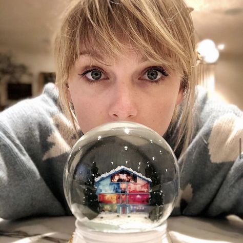 Lover House, Taylor Swift Christmas, Lover Era, Soft Aesthetic, Christmas Icons, Snow Globe, Taylor Swift, Swift, Globe