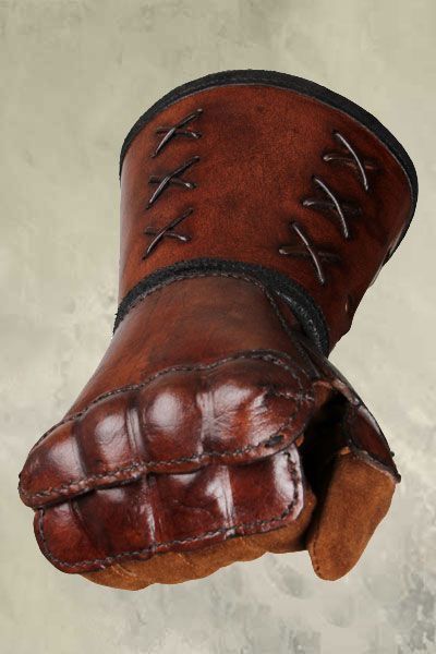 Leather Gauntlet, Leather Bracers, Leather Craft Projects, Armadura Medieval, Leather Armor, Leather Gear, Leather Carving, Arm Armor, Medieval Armor