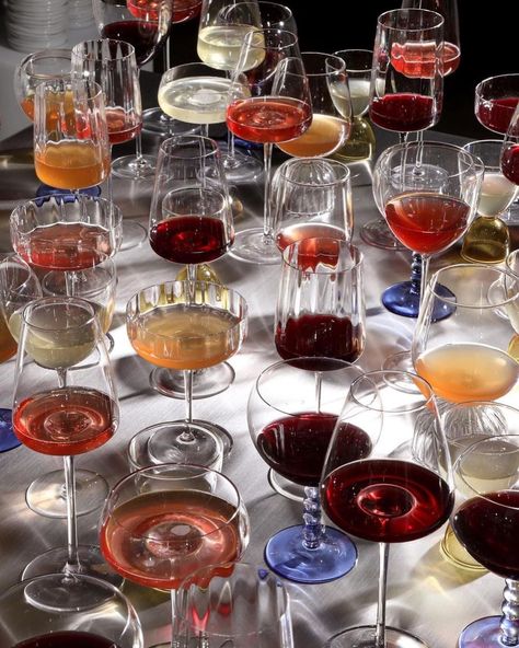 Mixed Glassware, Hipster Cafe, Wine Station, Glasses Of Wine, Oui Oui, Foto Inspiration, Wine Bar, Bits And Bobs, Mood Boards