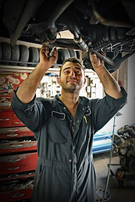 I Want To Become A Mechanic ok, but would rather have REAL pix while really working Mechanic Photoshoot, Mechanics Photography, Mechanics Aesthetic, Corporate Portrait, Photography Reviews, Environmental Portraits, Gold Bars, Cute Posts, Business Portrait