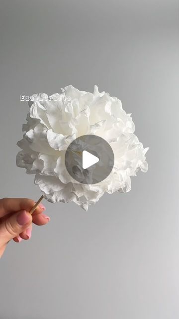 What To Do With Paper Flowers, New Ideas For Crafts, Diy Flower Easy, Crafting Videos Diy, Diy White Flowers, Cute Diy Craft Ideas, Cute Paper Things To Make, Paper Flower Craft Ideas, Cute Diy Flowers