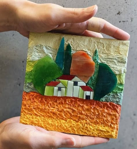 Mosaic Houses Pictures, Smalti Mosaic Ideas, Mosaic Art Ideas Easy, Simple Mosaic Art, Vitromosaico Ideas, Mosaic Houses, House Mosaic, Glass Crafts Diy, Mosaic Art Diy