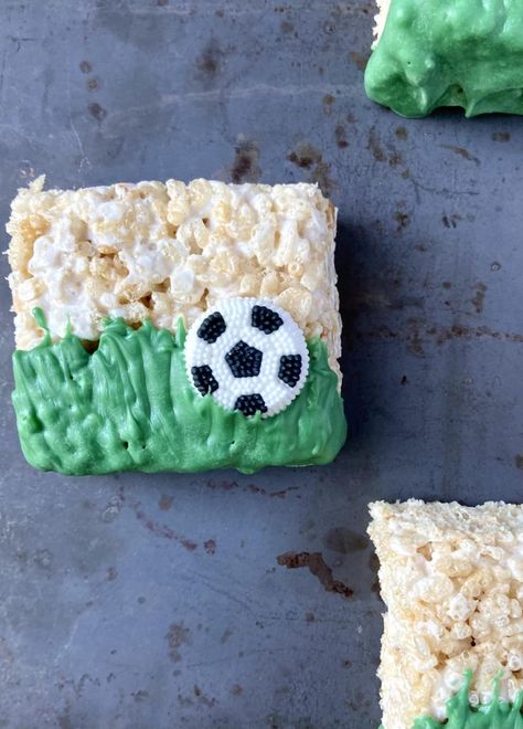 Soccer Ball Rice Krispie Treats, Rice Krispie Soccer Ball, Soccer Rice Crispy Treats, Soccer Desert Ideas, Kids Soccer Snacks Ideas, Soccer Treat Ideas, Soccer Party Treats, Soccer Birthday Treats, Soccer Theme Treats