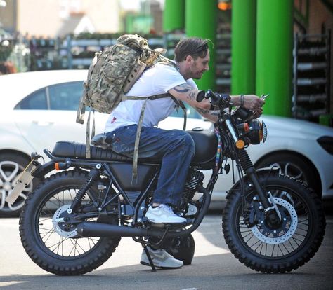 Tom Hardy Bike, Tom Hardy Motorcycle, Tom Hardy Style, Tom Hardy Legend, Мотоциклы Cafe Racers, Scrambler Motorcycle, Brat Style, Cafe Racer Bikes, Motorcycle Riding