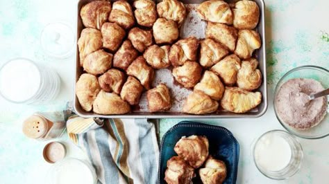 An indulgent breakfast favorite in a snap. Get yourself some refrigerated biscuit dough, grab your sheet pan, and get rolling, dipping, and eating. Sheet Pan Monkey Bread, Pecan Monkey Bread, Apple Monkey Bread, Monkey Bread Recipe Easy, Monkey Bread Muffins, Easy Monkey Bread, Cinnamon Roll Monkey Bread, Monkey Bread Recipe, Beach Snacks