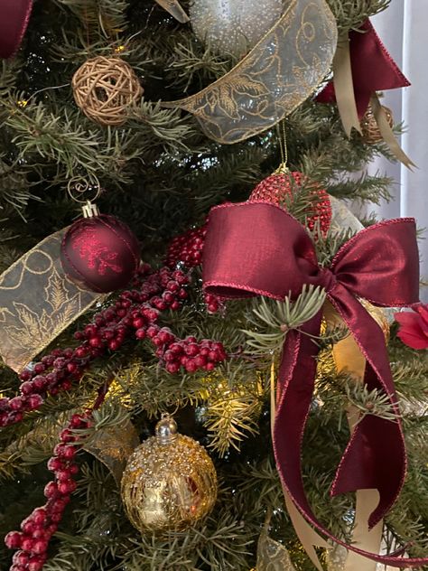 Burgundy Christmas Tree, Champagne Christmas Tree, Primitive Vignettes, Christmas Tree Colour Scheme, Burgundy Christmas, Red Gold Christmas, Pretty Christmas Decorations, Southern Gentleman, Room Organisation