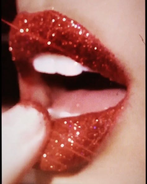 Red Glitter Aesthetic, Haunted Disco, Bathtub Mermaid, Campy Aesthetic, Celebration Makeup, Lip References, Sally Bowles, Losing Teeth, Christmas Glam