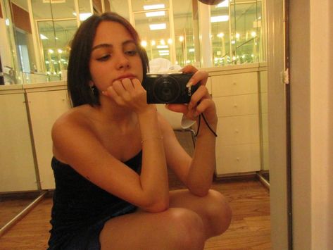 Mirror Camera Selfie, Digital Camera Mirror Selfie, Unique Selfie Ideas, Camera Mirror Selfie, Pictures Of Cameras, Digital Camera Selfie, Mirror Camera, Foto Inspo, Digi Cam