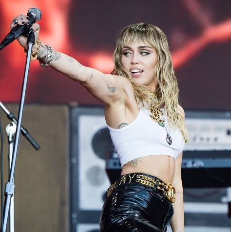 The whole thing was a sweet, meaningful tribute. Miley Cyrus Short Hair, Smiley Miley, Celeb Icons, Amy Winehouse Style, Miley Stewart, Miley Cyrus Style, New Short Hairstyles, Cody Simpson, Glastonbury Festival