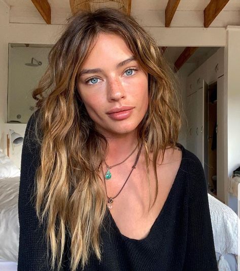 Beachy Ombre Hair, Blonde Hair W Brown Roots, Blend Brown Roots Into Blonde, Surfer Brown Hair, Beachy Hair Color Brunette, Surfer Girl Hair Brunette, Brunette Surfer Girl, Brunette Beach Hair, Beachy Brunette Hair