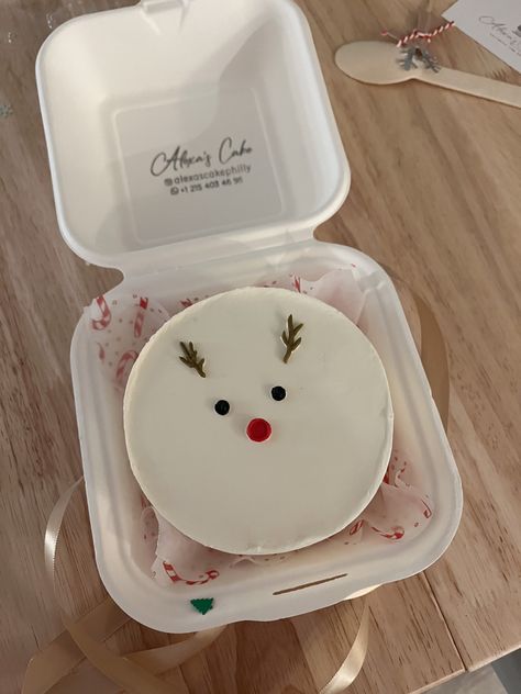 reindeer bento cake Christmas Lunch Box Cake, Christmas Bento, Lunch Box Cake, Bento Cake, Christmas Lunch, Box Cake, Bento, Reindeer, Lunch Box