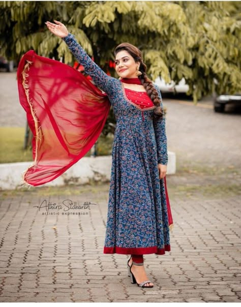 Frock For Teens, Indian Dresses For Women, Simple Frock Design, Long Gown Design, Churidar Designs, Anarkali Dress Pattern, Simple Kurta Designs, Designer Kurti Patterns, Simple Kurti Designs