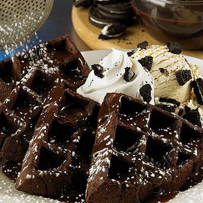 Cookies & Cream Waffles - Outback Steakhouse Copycat @keyingredient #cake #chocolate Oreo Waffles, Waffle Iron Recipes, Dessert Waffles, Waffle Maker Recipes, Chocolate Waffles, Outback Steakhouse, Waffle Cake, Chocolate Oreos, Cookies N Cream Cookies