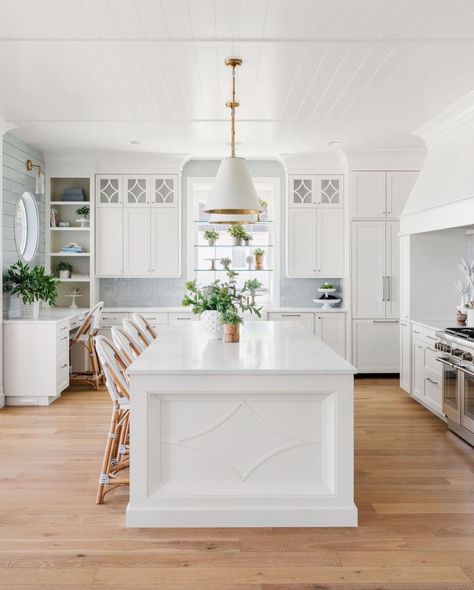 Serena And Lily Kitchen, Corner Kitchen Design, Thermador Kitchen, Stools Design, Serena Lily, White Kitchens, Kitchen Board, Kitchen Stand, White Chandelier