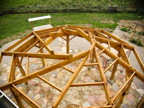 https://flic.kr/p/ar3QDi | spiralling timbers | construction process of pavilion roof Wood Construction Architecture, Reciprocal Roof, Diy Pavilion, Patio Pavilion, Garden Spiral, Round House Plans, Casa Hobbit, Architecture Garden, Beam Structure