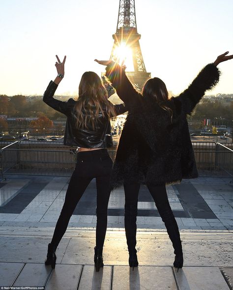 Josephine Skriver & Jasmine Tookes in Paris at the Eiffel Tower promoting the upcoming 2016 Victoria's Secret Fashion Show-November 29, 2016 Lily Donaldson, Jasmine Tookes, Josephine Skriver, Best Friend Photos, Bff Goals, Foto Poses, Bff Pictures, Victorias Secret Models, Victoria Secret Angels