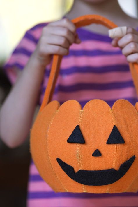 Pumpkin Bucket Crafts, Felt Autumn, Black Cat Cookies, Halloween Felt Crafts, Delicious Halloween Treats, Dulces Halloween, Halloween Baskets, Felt Pumpkins, Halloween Witch Hat