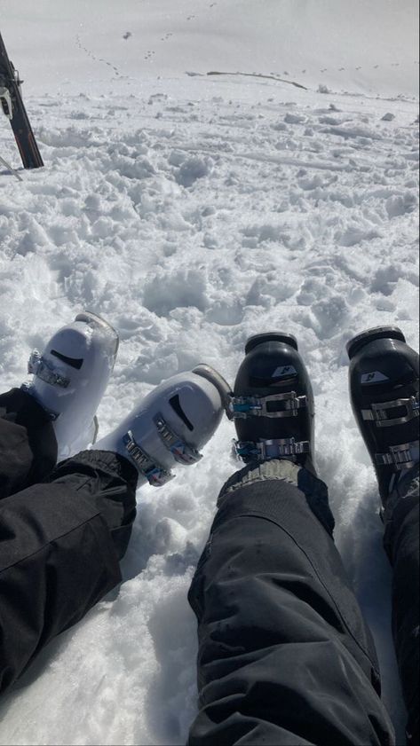 Ski Aesthetic Girl, Ski Italy, Ski Trip Aesthetic, Mode Au Ski, Ski Shoes, Ski Pics, Ski Pictures, Skiing Aesthetic, Ski Aesthetic