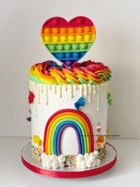 Pop it Cake - CakesDecor Popit Cake, Pop It Cake, Fidget Party, Easy Kids Party, It Cake, Sprinkles Birthday Cake, Candy Birthday Cakes, Chocolate Drip Cake, Rainbow Birthday Cake