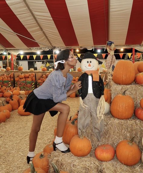 Pumpkinpatch Aesthetic, Fair Outfit Ideas Fall, Pumpkin Picking Pictures, Vision Board Lifestyle, Pumpkin Patch Poses, Pumpkin Shoot, Halloween Scenery, Fall Poses, September Vibes