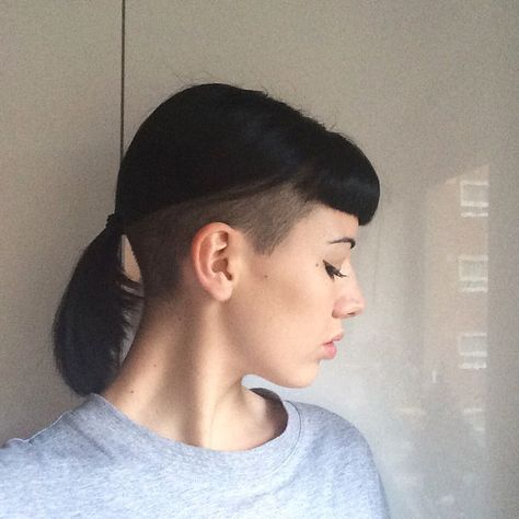 Sharp yet sleek hair..... #profile #roughenedrosebud #ponytail #shavedhead #undercut #shortfringe #bettiebangs #sharp #workdo #chic #sleek Undercut Ponytail, Ponytail Haircut, Bangs Ponytail, Buzzed Hair, Lob Hairstyle, Edgy Hair, Penteado Cabelo Curto, Undercut Hairstyles, Sleek Hairstyles