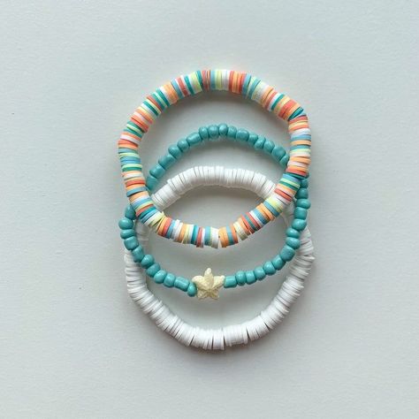 Beachy Bracelet Ideas Clay Beads, Basic Clay Bead Bracelet, Beach Clay Bracelet Ideas, Coastal Clay Bead Bracelet, Beach Aesthetic Clay Bead Bracelets, White Clay Bracelets, Summer Bracelet Stack Ideas, Jewellery To Make, Cute Beach Bracelets