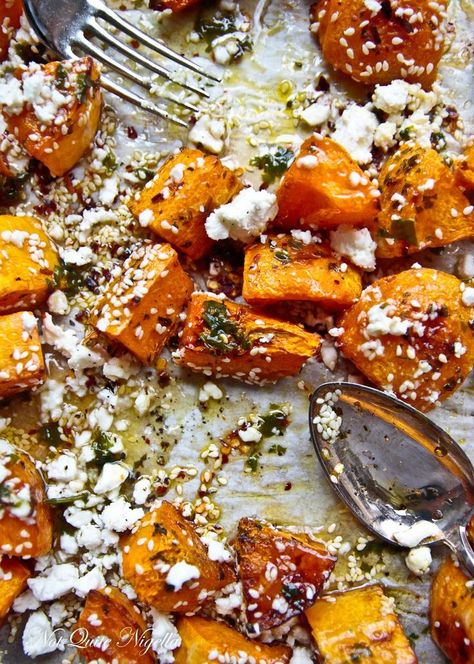 Roasted Pumpkin Feta And Honey, Feta Honey, Pumpkin And Feta, Roasted Pumpkin Recipes, Roasted Pumpkin, Roast Pumpkin, God Mat, Veggie Dishes, Roasted Sweet Potatoes