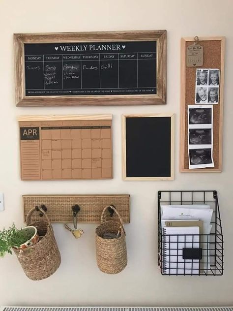 Kitchen Control Center Wall, Office Chalkboard Ideas, Pod Office, Planning Wall, Command Wall, Family Command Center Wall, Command Center Ideas, Organize Bathroom, Command Center Kitchen