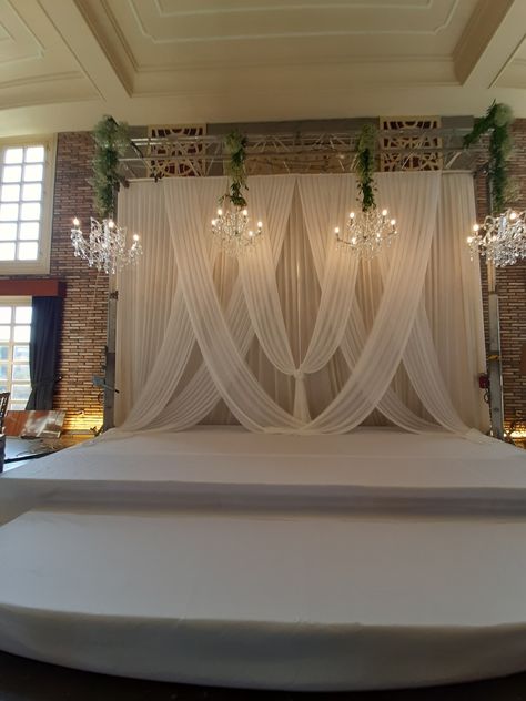 Wedding Wall Drapes, Vintage Backdrop Wedding, White Draping Backdrop, Backdrop Curtain Ideas Wedding, Drape Backdrop Ideas, Stage Draping Ideas, Wedding Fabric Backdrop, Wedding Ceremony Drapery, Classy Wedding Backdrop