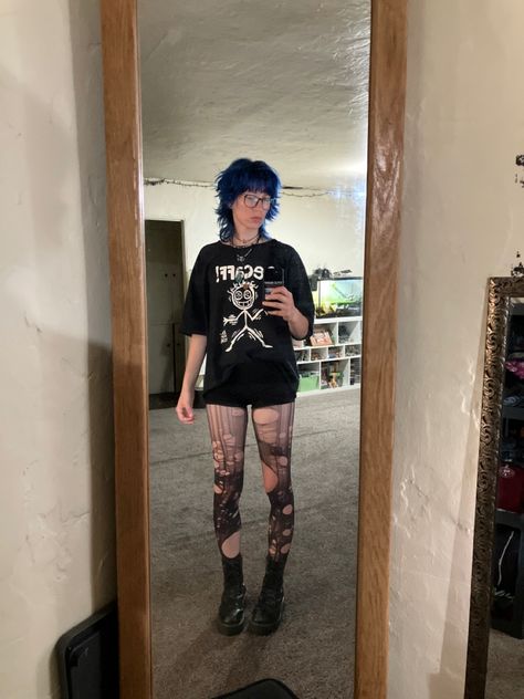 #goth #emo #grunge #y2k #scene #punk #concertoutfit #outfitinspo Grunge Ripped Tights, Riovaz Concert, Grunge Outfits For Concerts, Midwest Emo Concert Outfit, Outfits With Ripped Tights, Bludfest Outfits, Cute Alt Summer Outfits, Punk Shorts Outfit, Emo Concert Outfit Ideas