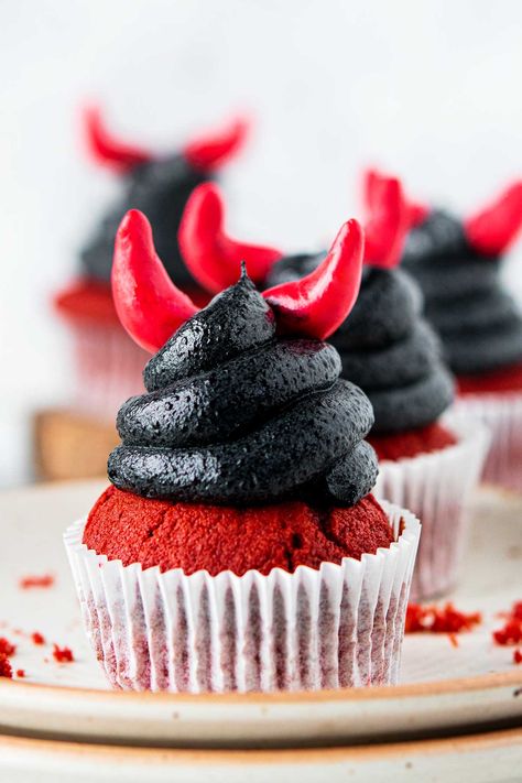 Devil Cupcakes! With rich red velvet cupcakes topped with black buttercream frosting and decorated with red fondant horns, these cute little devil cupcakes are an impish treat! | HomemadeHooplah.com Dr Pepper Cupcakes, Halloween Candy Apples, Fun Halloween Desserts, Halloween Food Cupcakes, Halloween Ice Cream, Halloween Food Desserts, Dark Chocolate Fudge, Homemade Frosting, Devil Horns