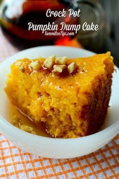 Dessert Crockpot, Crock Pot Pumpkin, Crockpot Thanksgiving, Crockpot Pumpkin, Thanksgiving Crockpot Recipes, Pumpkin Dump Cake Recipe, Pumpkin Crockpot, Pumpkin Dump, Dump Cake Recipe