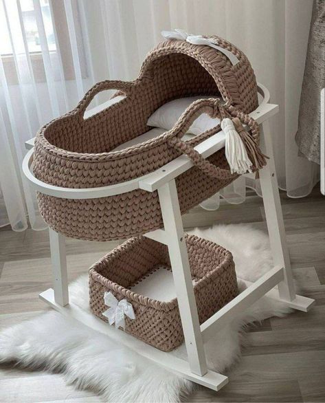 Baby Sleeping Basket, Baby Carrying, Baby Moses Basket, Baby Zimmer, Baby Room Inspiration, Baby Necessities, Baby Room Design, Baby Bassinet, Crochet Bebe