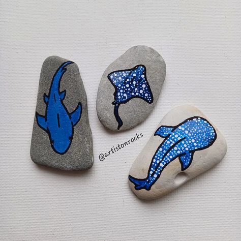 A shark, a stingray and a whale shark met at a bar... And I don't know what happened next🤔😂 . These rocks (and a LOT more) will be for sale at a yard sale this sunday and next saturday. Both events take place in Denmark, Svendborg - DM me for more info!☺️ . If you want a specific rock but don't live in Denmark - don't worry!🫶 Some are for sale on my Etsy (link in bio) If you have a specific one in mind, DM me and I'll reserve it for you🫶 . . If you read this far - congratulations!!🎉 Here's a... Things To Paint On A Rock, Rock Painting Inspiration, Rock Painting Aesthetic, Ocean Rock Painting, Paint Rocks Ideas, Drawing On Rocks, Rock Painting Ideas Aesthetic, Cute Rock Painting Ideas, Shark Crafts