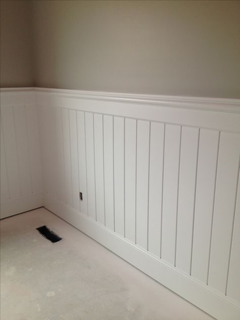 Beadboard Wainscoting Bedroom, Small Office Wallpaper, Kitchen Partition Design, Lambriseringen Gang, Beadboard Ideas, Kitchen Partition, Stair Paneling, Kitchen Design Software, Home Kitchen Design