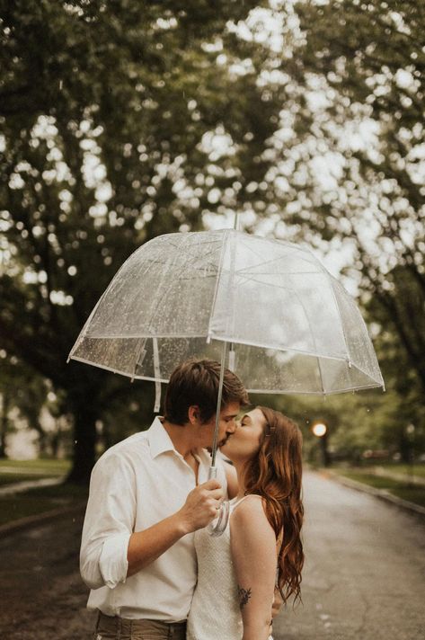 Rainy Day Couple Photoshoot, Rainy Proposal, Rain Shoot, Couple Rain, Cream Photoshoot, Romantic Rainy Day, Rainy Beach, Rain Photoshoot, Rainy Photoshoot