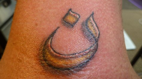 Detail of Cary's Nun, which is the Arabic symbol for the letter "N". They use this symbol to signify a person or household as "Nazarene"... a Christian. Nazarene Tattoo, Claddagh Tattoo, Neat Tattoos, Celtic Artwork, Duck Tattoos, The Letter N, Dog House Plans, Symbol Tattoo, Symbol Tattoos