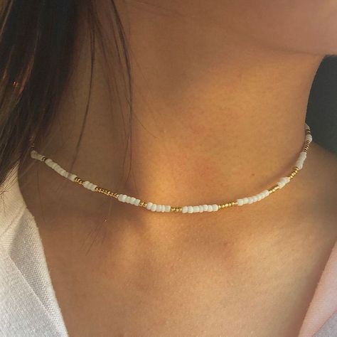 Beaded Necklace Layered With Gold, Small Beaded Necklace Designs, Gold And White Necklace, White Necklace Beads, Simple Bead Necklace Ideas, White And Gold Beaded Necklace, Layered Seed Bead Necklace, Seed Bead Jewelry Necklaces, Homemade Beaded Necklace