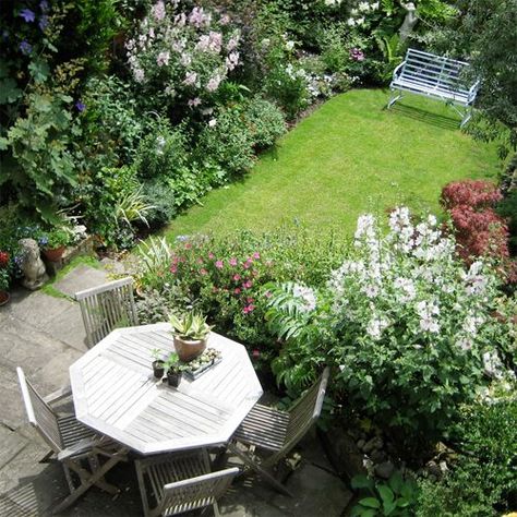 Design ideas for tiny gardens - how to make the most of your plot with landscaping, small trees, clever planting and lovely places to sit and dine on the patio. Reka Bentuk Landskap, Small Back Gardens, Tiny Garden Ideas, Tiny Gardens, Small Courtyard Gardens, London Garden, Cottage Garden Design, Small Backyard Gardens, Modern Garden Design