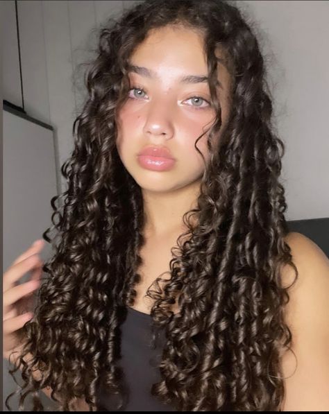 Curly Hair Subliminal, Pretty Girl Aesthetic Curly Hair, Curly Haired Characters, Pretty Curly Haired Girl, Mixed Curly Hair Girl, Mixed Girls With Curly Hair, Pretty Girl With Curly Hair, Defined Curly Hair, Curly Hair And Glasses