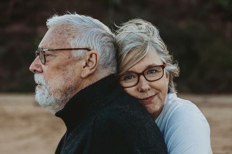 Old Couple Photography, Older Couple Poses, Older Couple Photography, Vieux Couples, Big Family Photos, Grandparent Photo, Older Couple, Pose Portrait, Family Portrait Poses