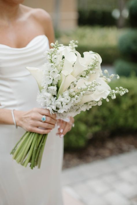 Minimal Bouquet Of Flowers, Sleek Wedding Bouquet, Timeless Bridal Bouquet, Entourage Bouquet, Minimal Bridal Bouquet, Minimal Wedding Bouquet, Elegant Luxury Wedding, Bundle Of Flowers, Opulent Wedding