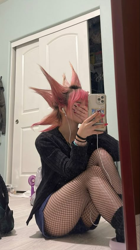 Punk Rock Hair Women, Modern Punk Hairstyles Women, Liberty Spikes With Bangs, Liberty Spikes Mohawk, Punk Hairstyles For Long Hair Grunge, Punk Hair Styles Women, Liberty Spikes Tutorial, Metal Hairstyles For Women, Liberty Spikes Long Hair