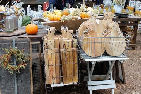 Craft Show Setup, Market Stall Display Ideas, Stall Display Ideas, Market Stall Display, Country Living Fair, Antique Booth Displays, Stall Display, Farmhouse Trends, Biggest Pumpkin