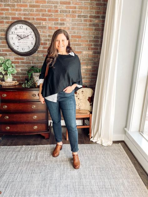 10 Easy Looks: How to Wear Mules in Winter - Be So You How To Wear Mules, Poncho Outfit, Spring Jeans, Black Poncho, Cropped Flare Jeans, Preppy Look, Dark Wear, Dark Jeans, Modern Dress